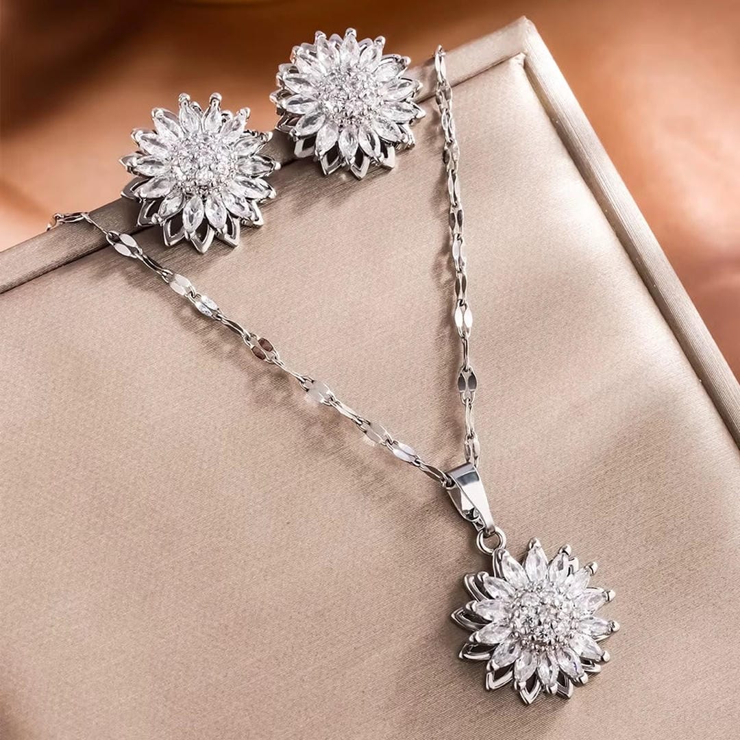 Elegante conjunto de collar y pendientes de circonita de girasol plateado