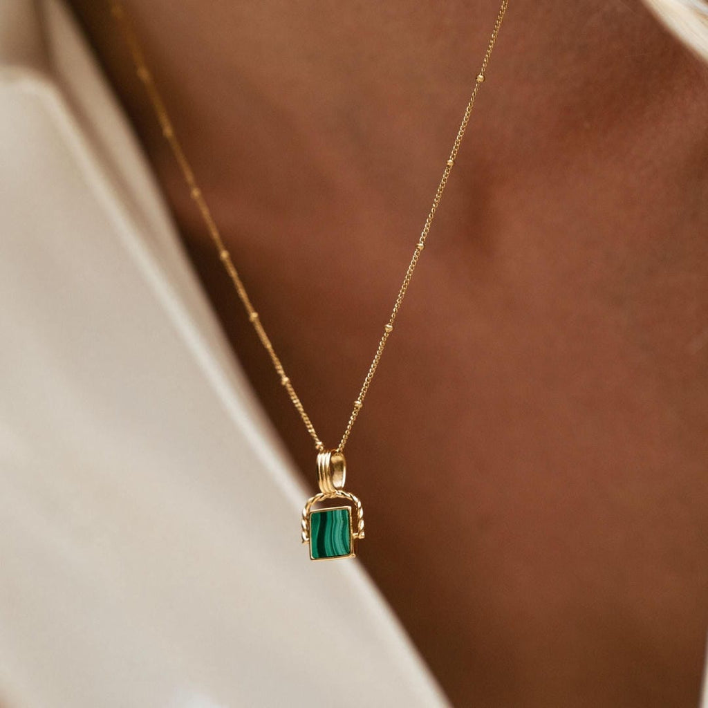 Colgante de malaquita con cadena de oro y cuentas