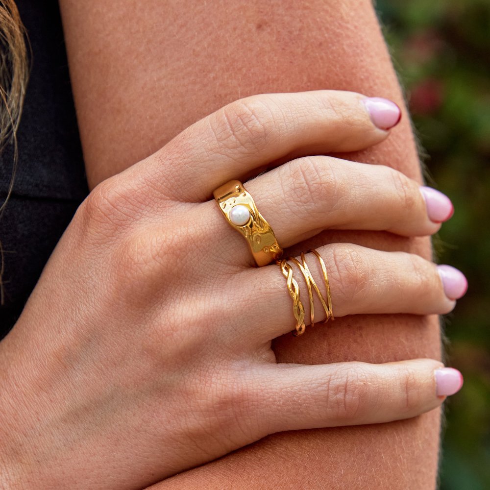 Anillo Malia Perla Dorada Gruesa