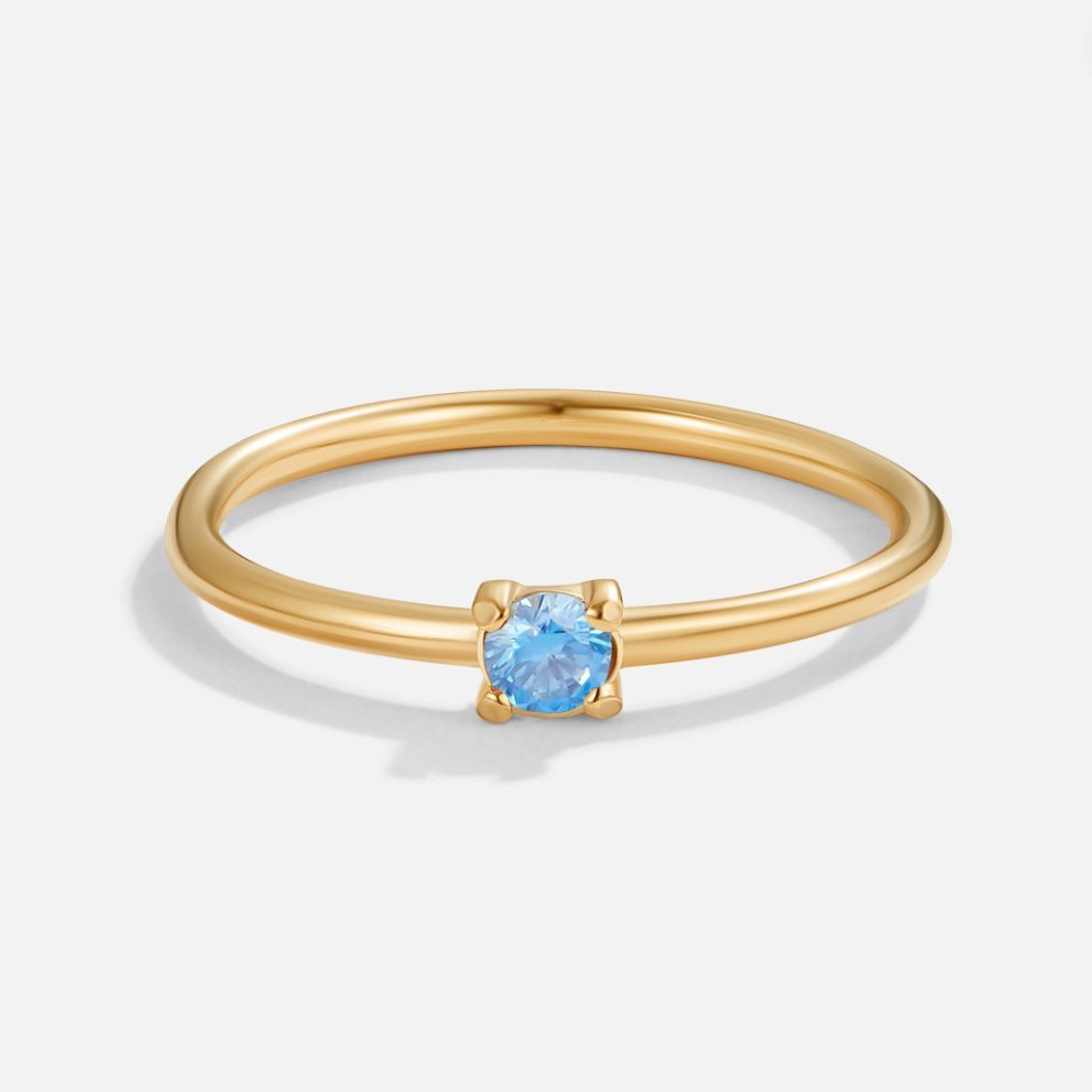 Anillo de oro de 18 quilates con la piedra de nacimiento de marzo