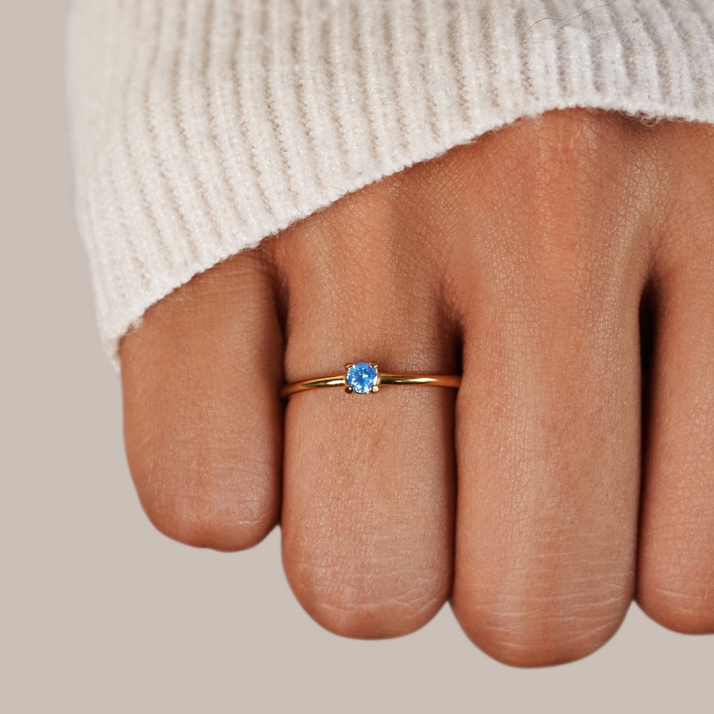 Anillo de oro de 18 quilates con la piedra de nacimiento de marzo