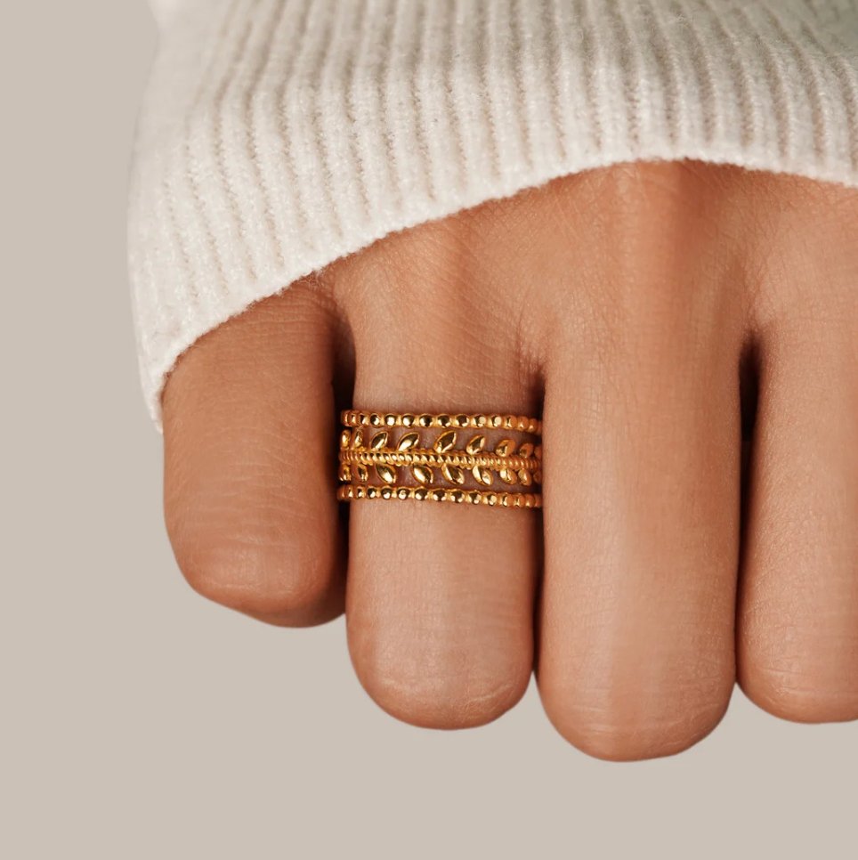 Anillo Marissa chapado en oro con capas de hojas