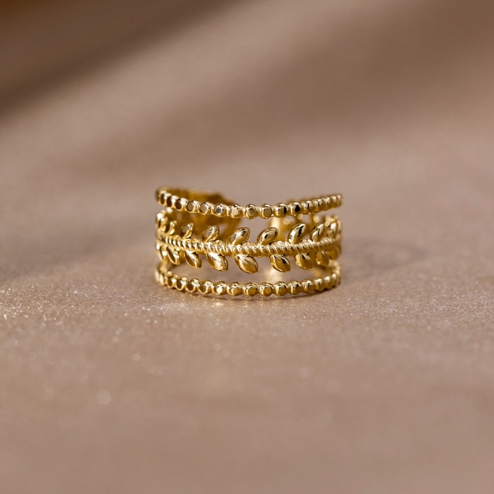 Anillo Marissa chapado en oro con capas de hojas