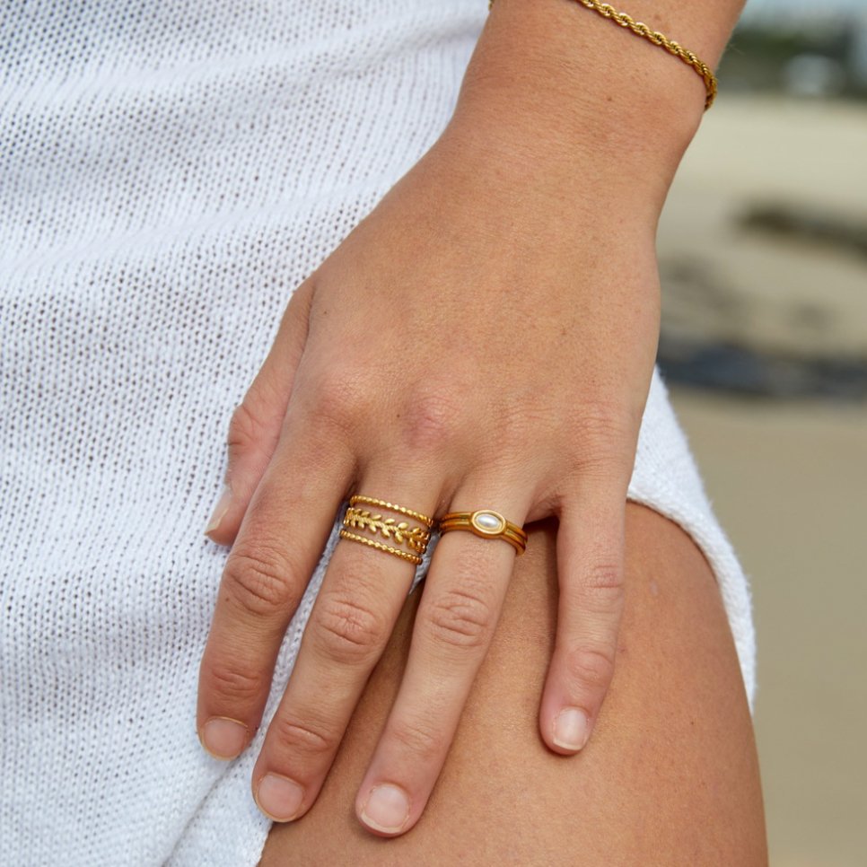 Anillo Marissa chapado en oro con capas de hojas