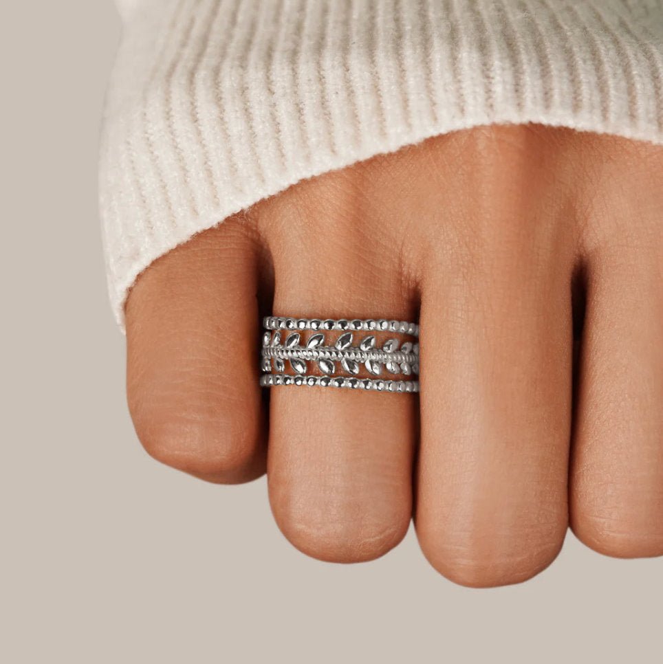 Anillo Marissa de hojas de plata en capas
