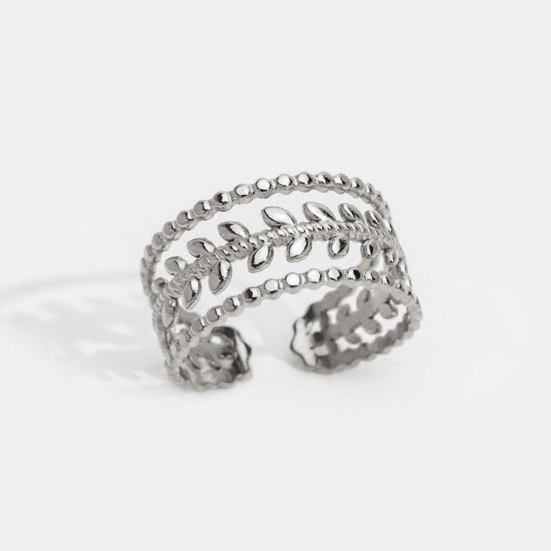 Anillo Marissa de hojas de plata en capas