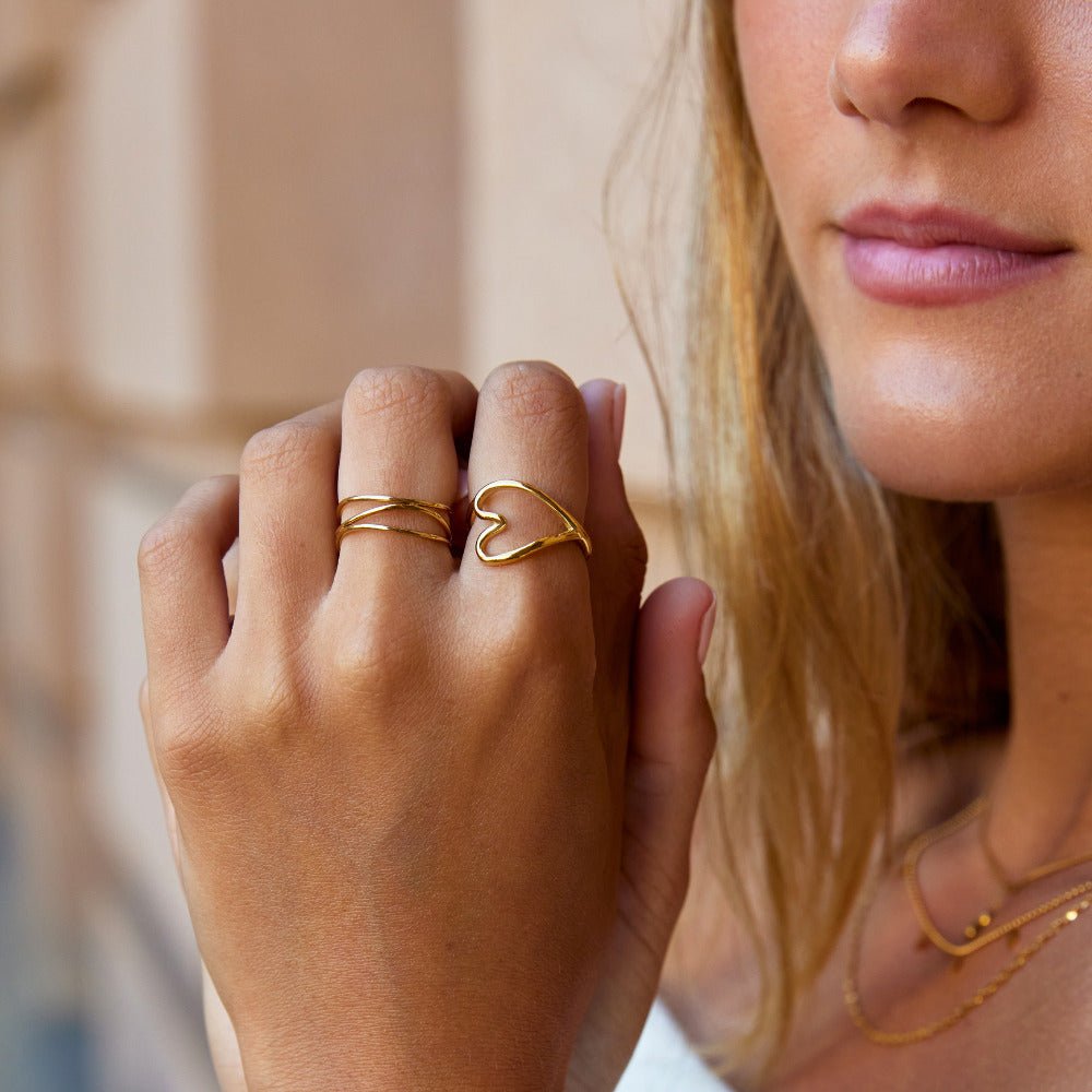 Anillo de corazón de oro derretido