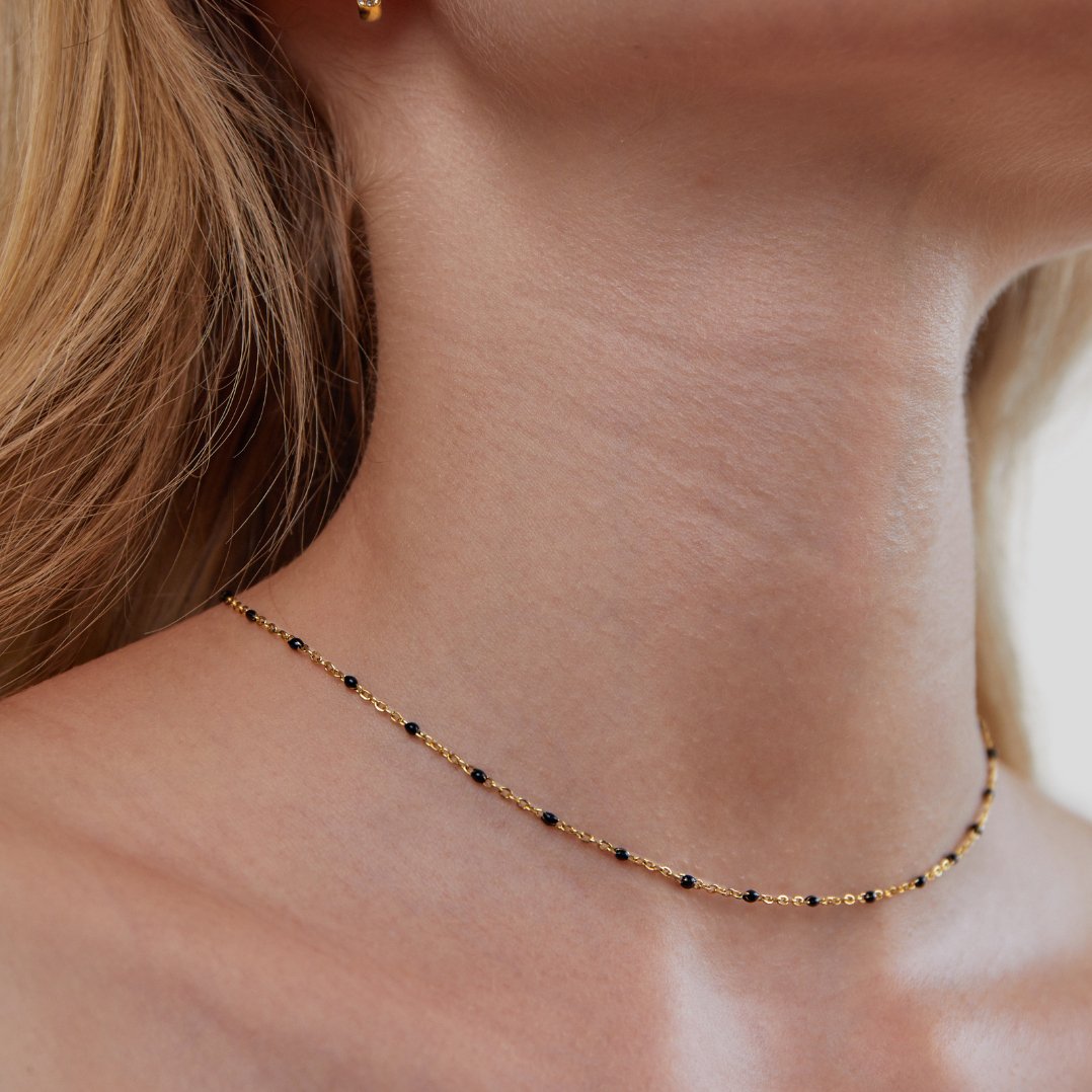 Fotografía del collar Mila de cuentas negras