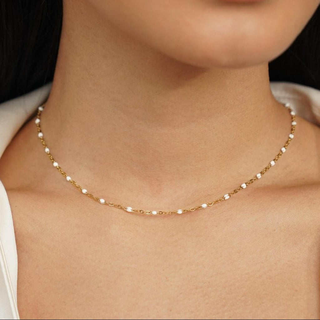 Collar de cuentas blancas impecable