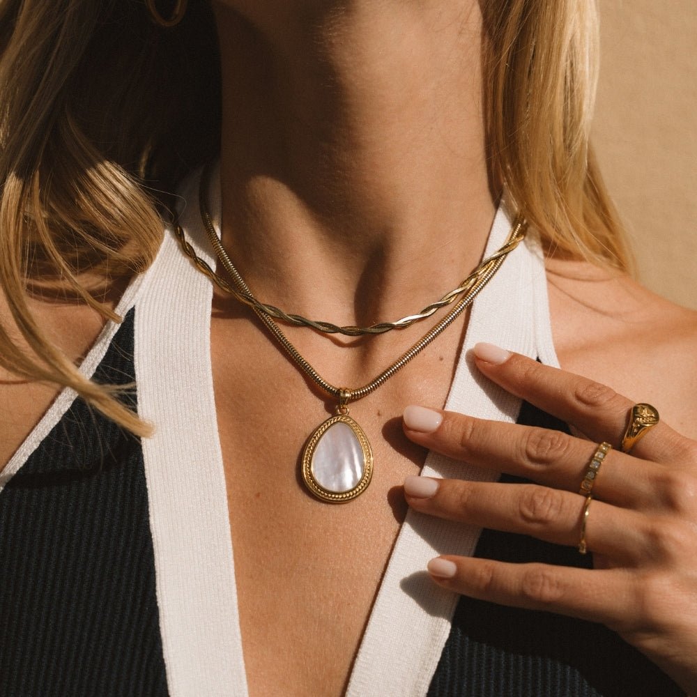 Collar con colgante de lágrima de nácar