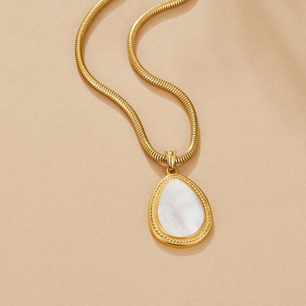 Collar con colgante de lágrima de nácar