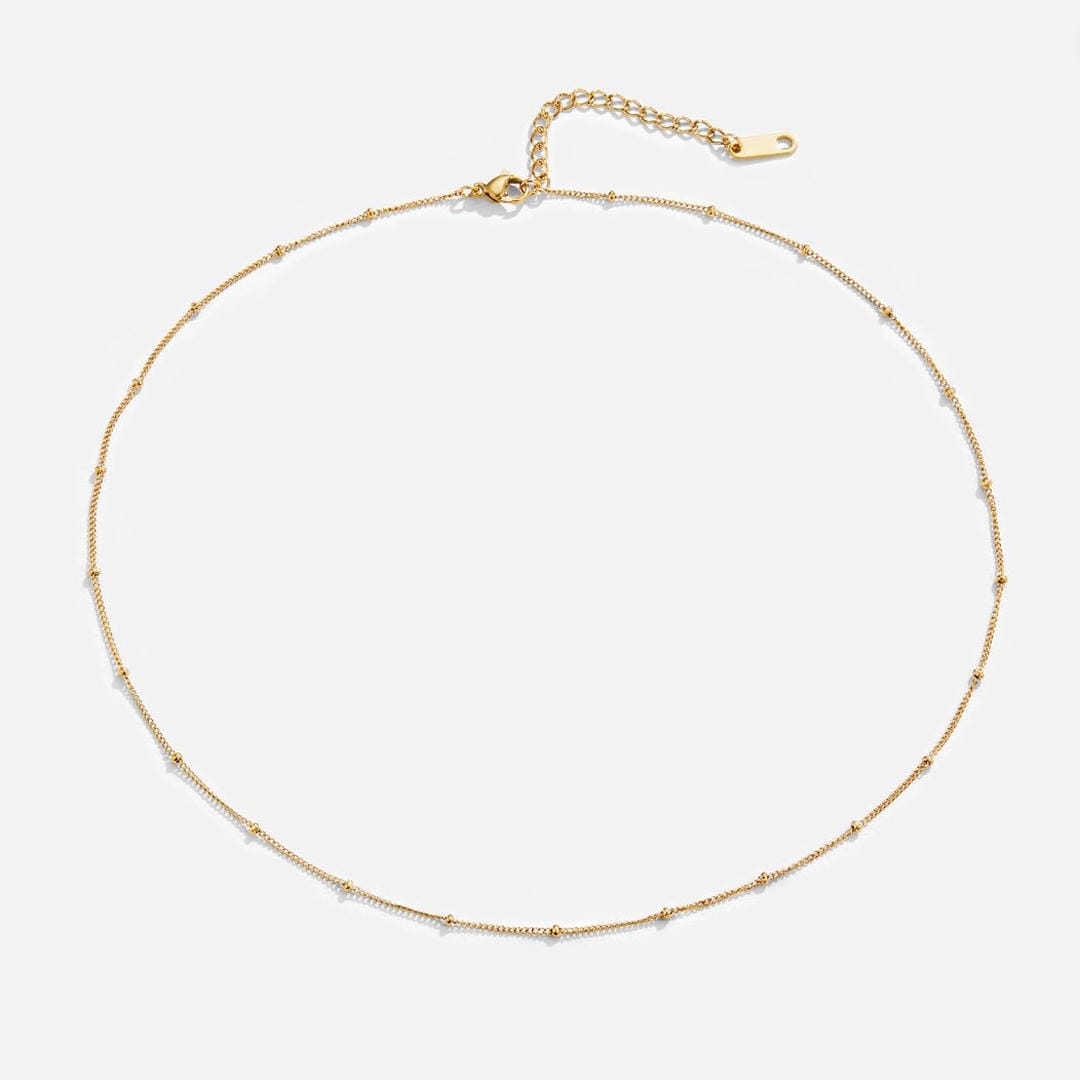 Elegante Collar Dorado Chic de Capas