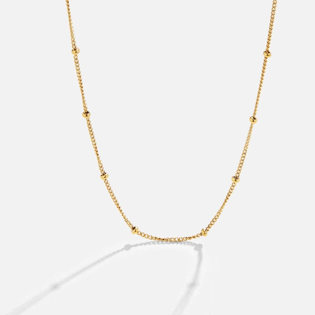 Elegante Collar Dorado Chic de Capas