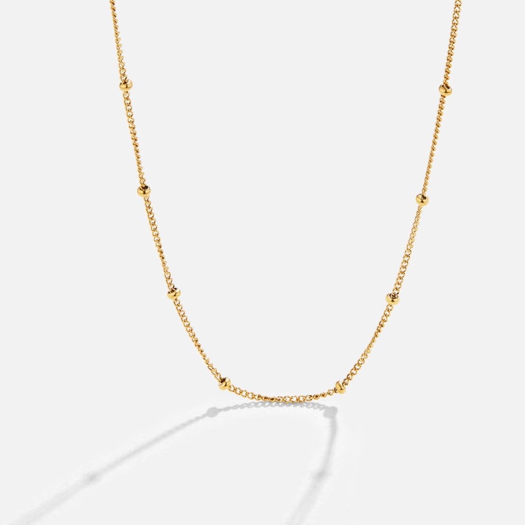 Elegante Collar Dorado Chic de Capas