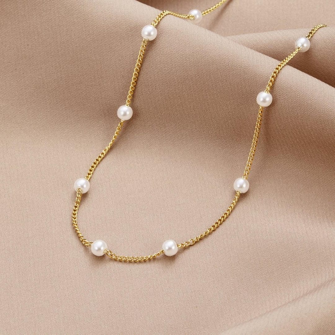 Collar atemporal de perlas de oro