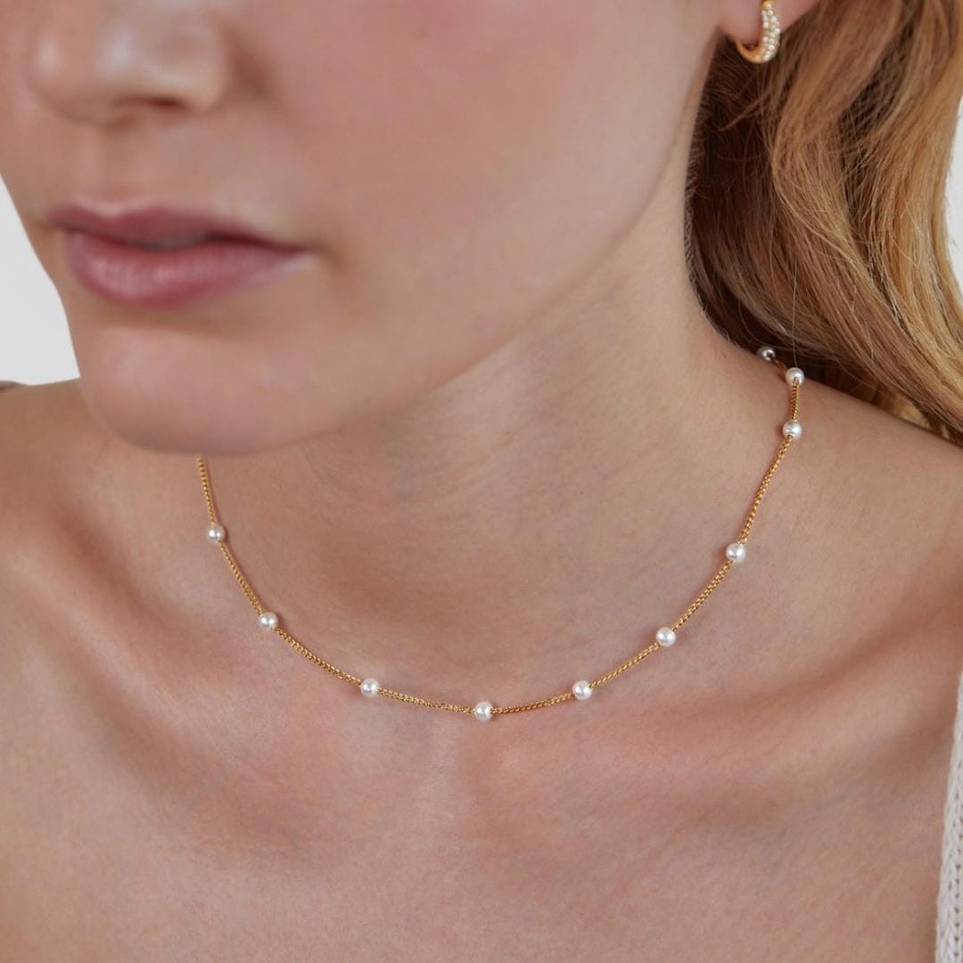 Collar atemporal de perlas de oro