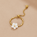 Anillo de flor de nácar blanca