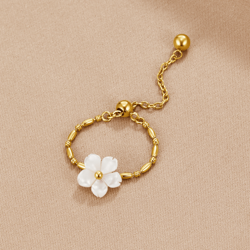 Anillo de flor de nácar blanca