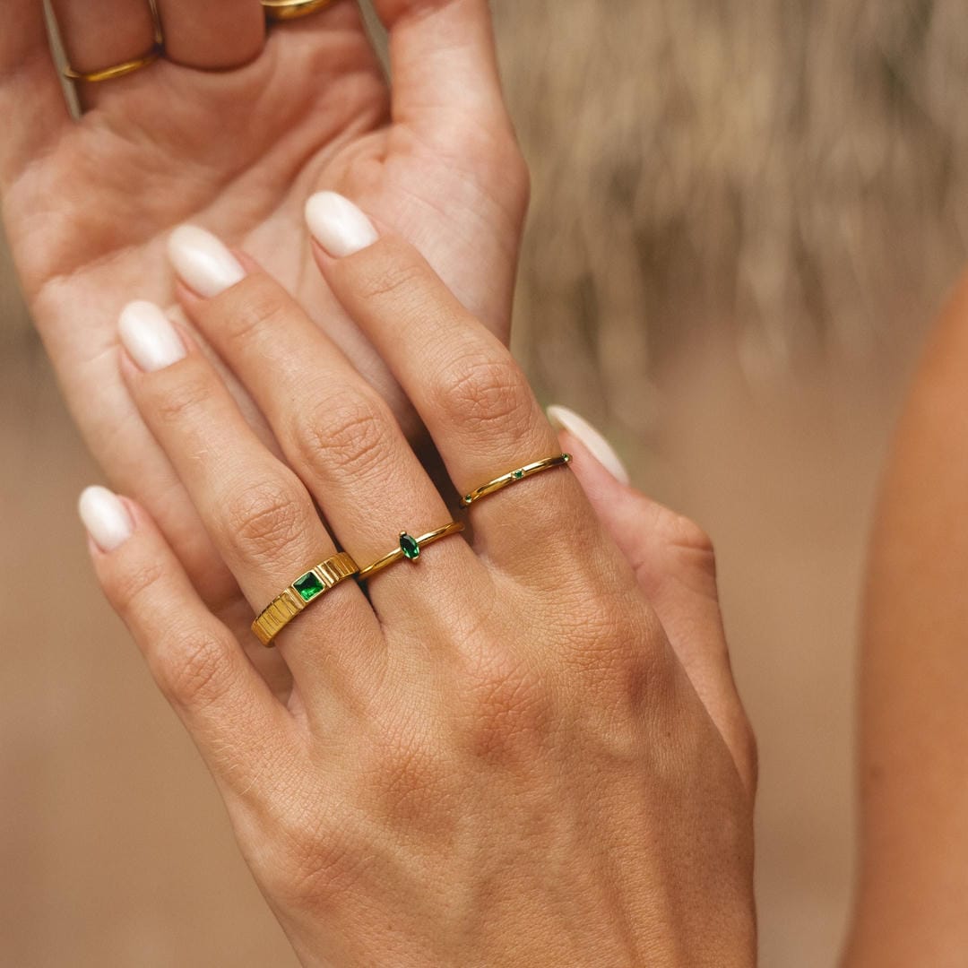 Anillo llamativo de esmeralda intenso