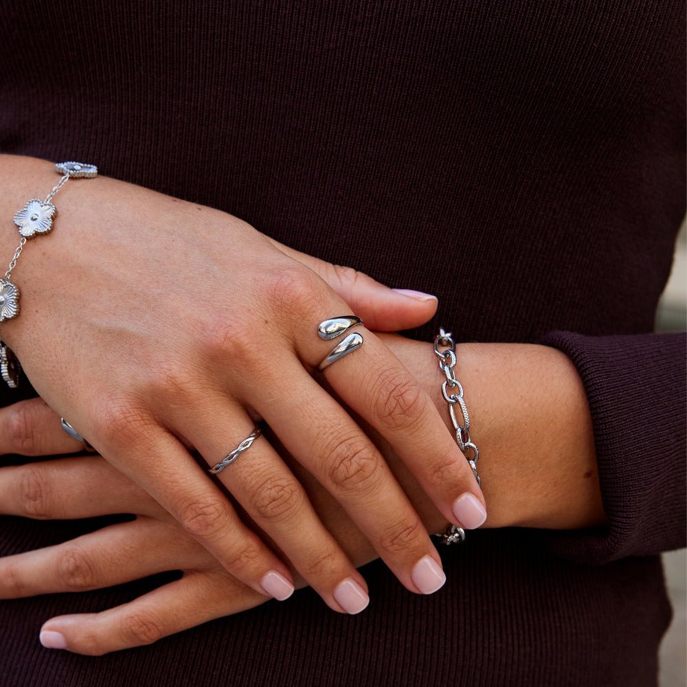 Anillo envolvente plateado de cuervo