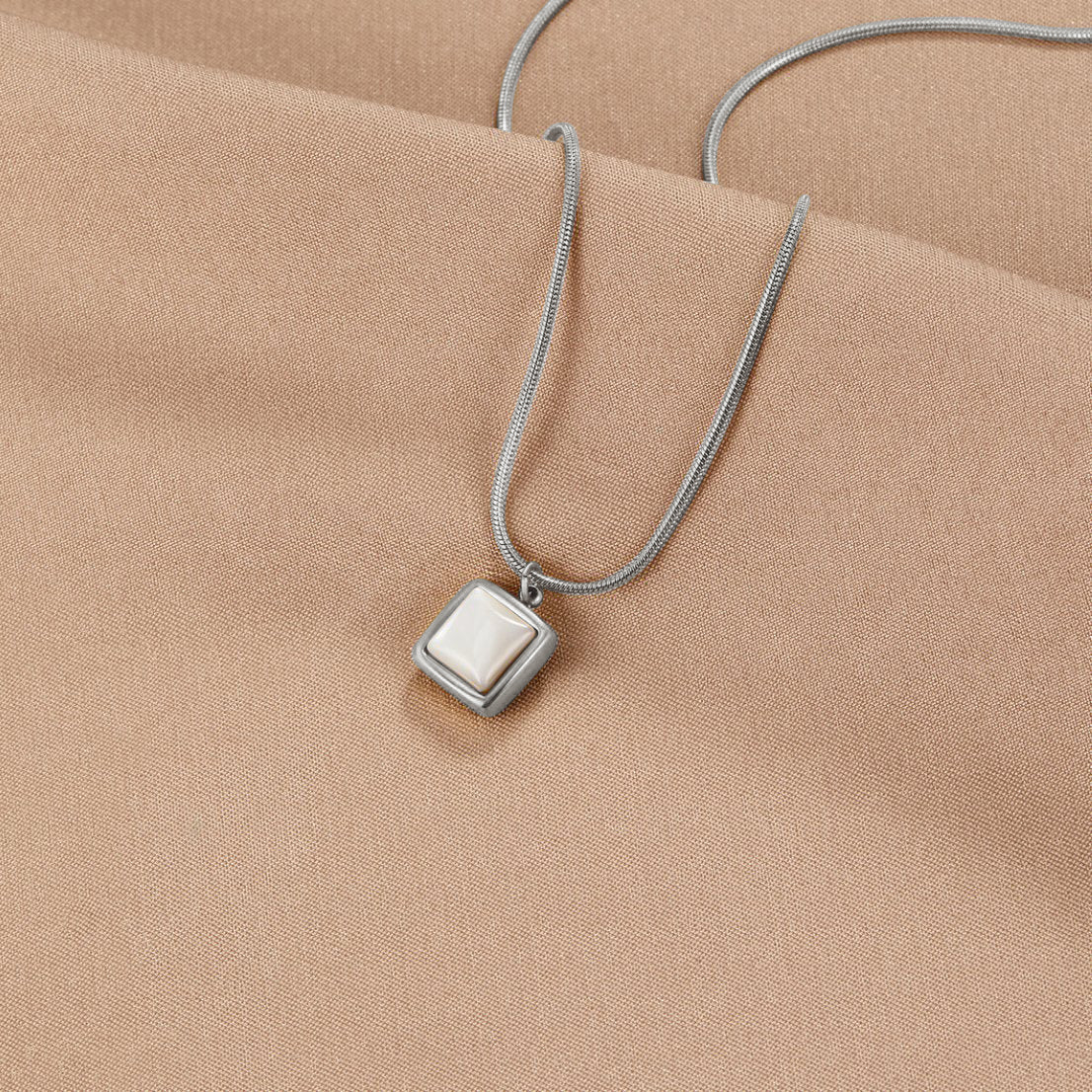Collar con colgante Riva Moonstone