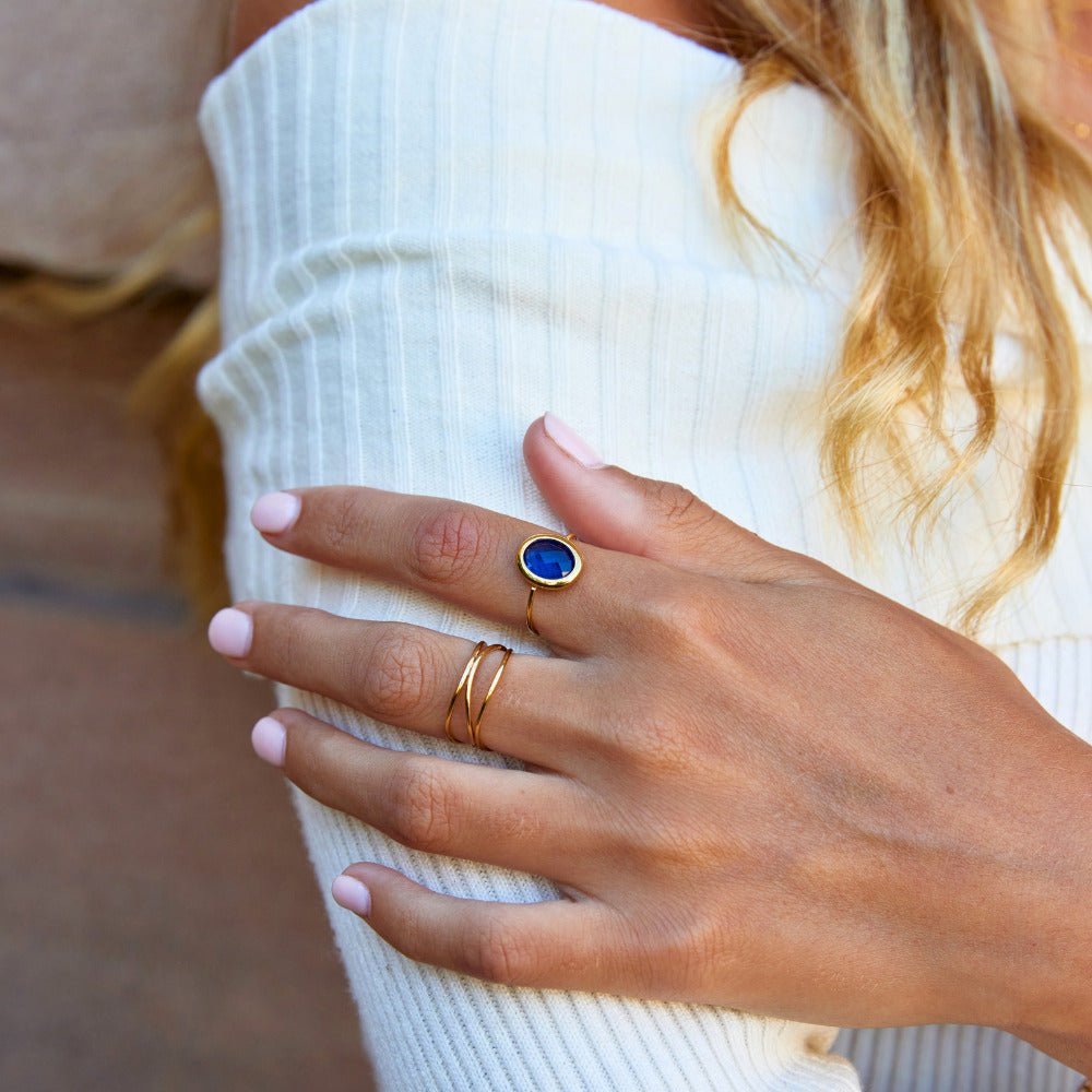 Anillo de oro con cristal azul zafiro