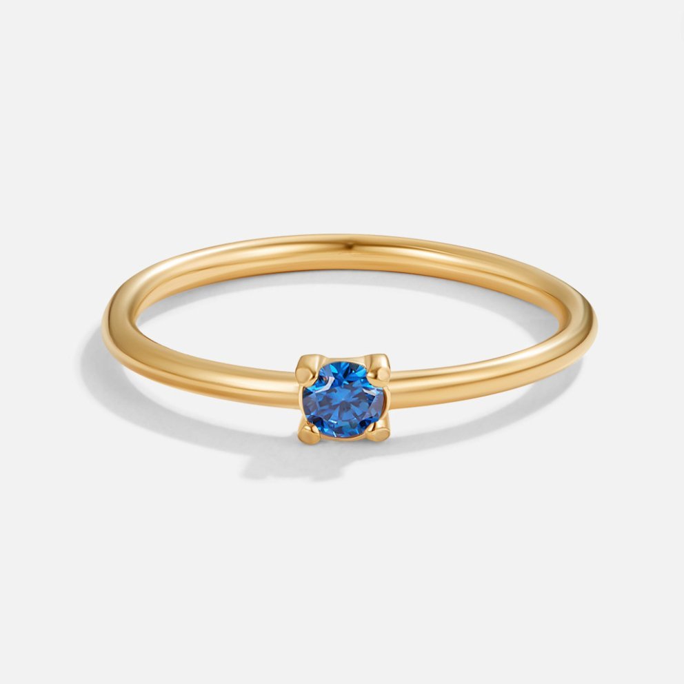 Anillo de oro de 18 quilates con la piedra de nacimiento de septiembre