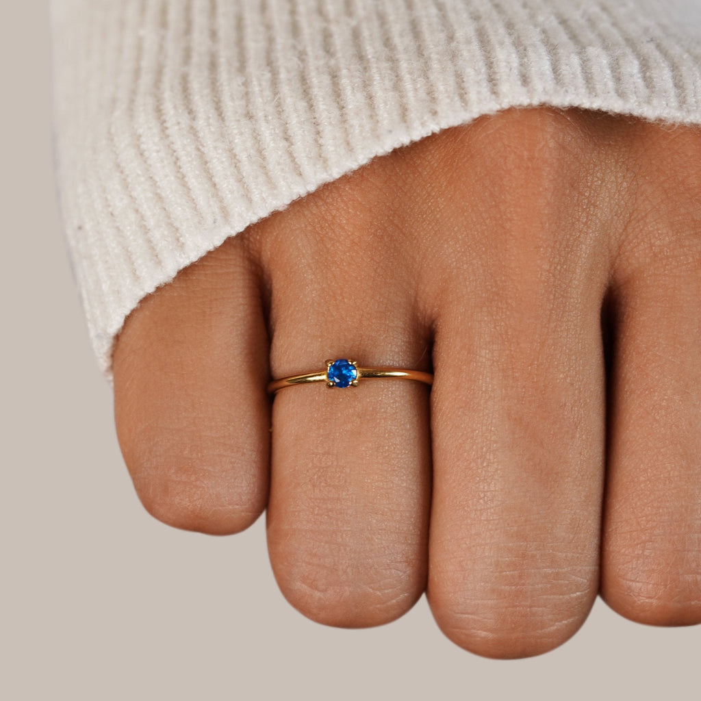 Anillo de oro de 18 quilates con la piedra de nacimiento de septiembre