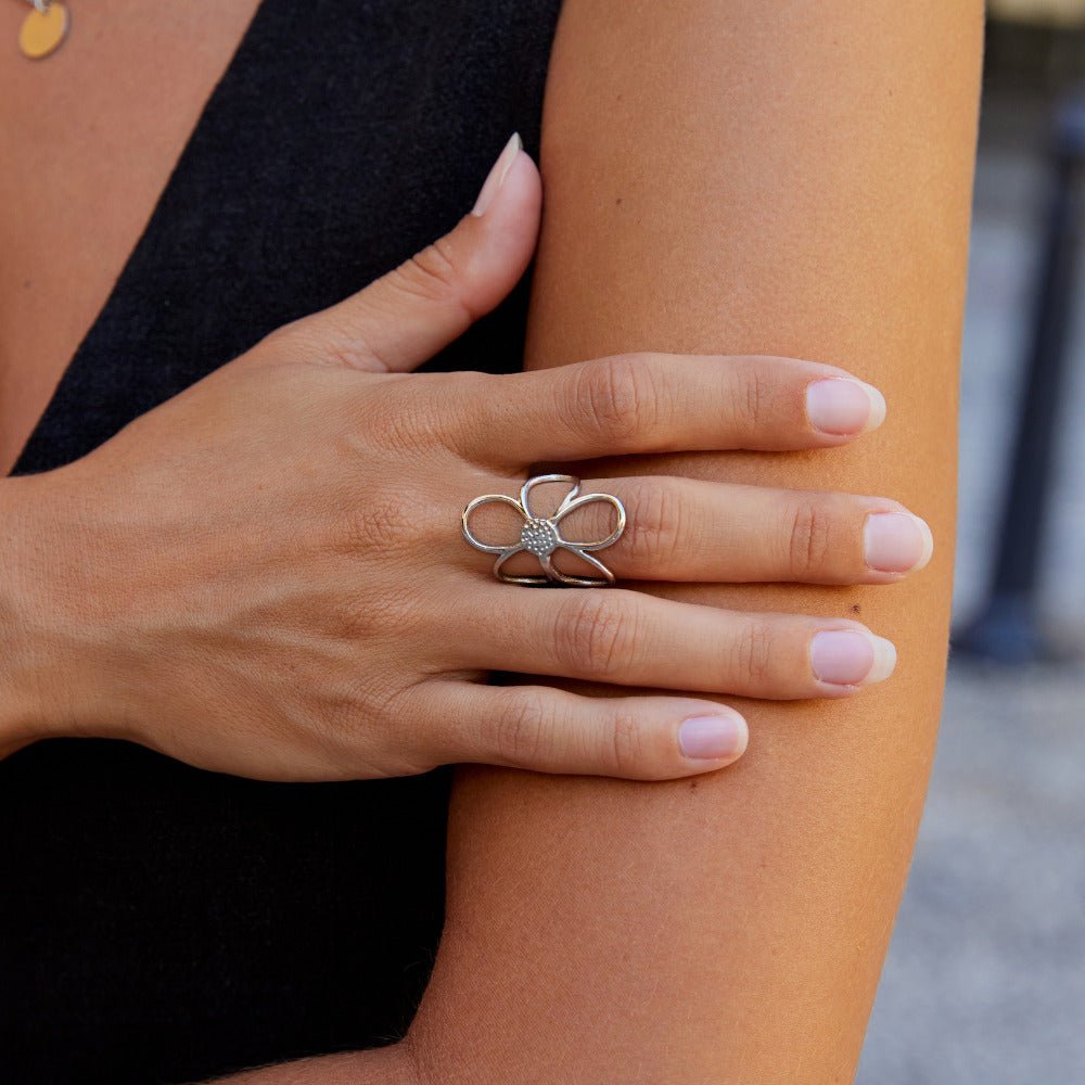 Anillo de plata con forma de flor margarita