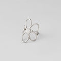 Anillo de plata con forma de flor margarita