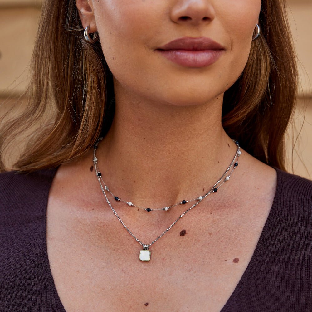 Collar plateado Lulu Midnight con cuentas y piedras