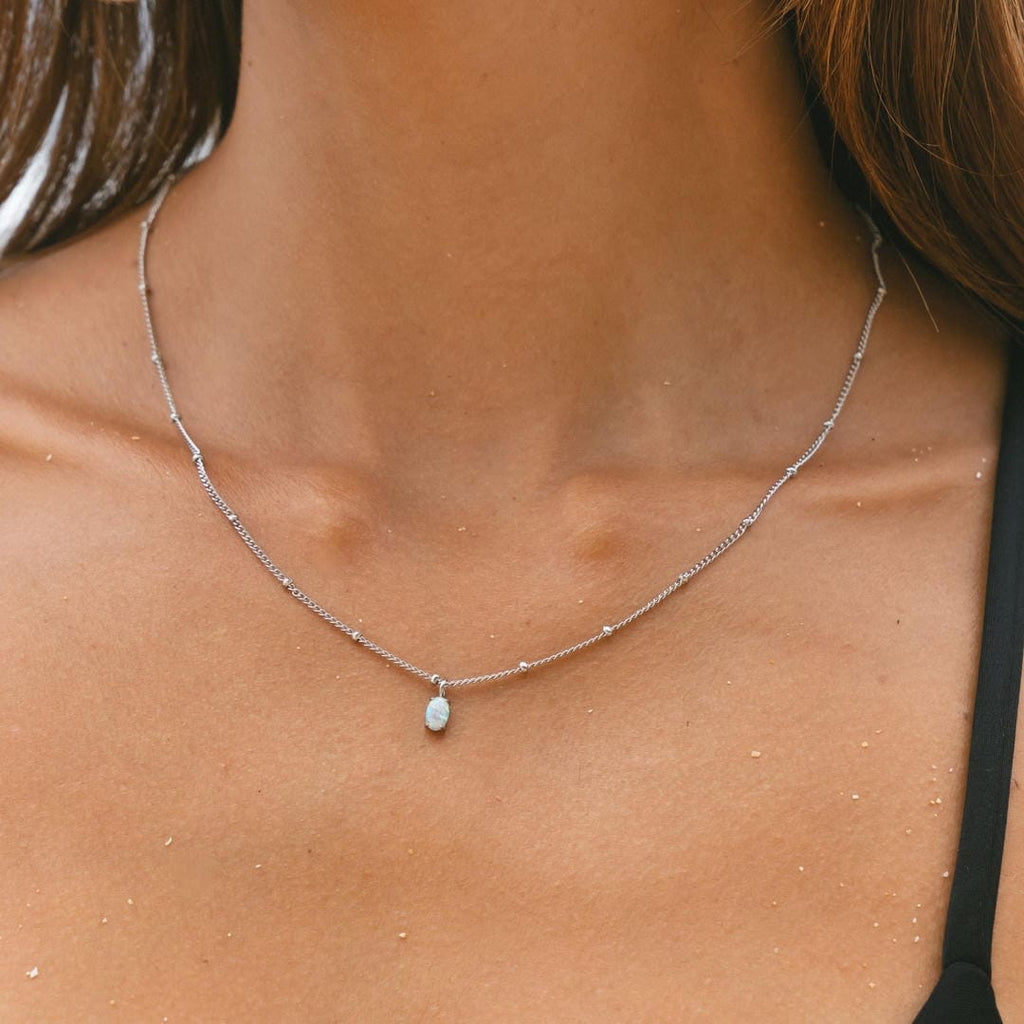 Collar de cuentas doradas con colgante de ópalo