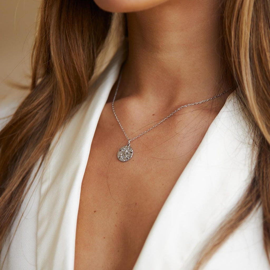 Collar con dije de dólar de arena