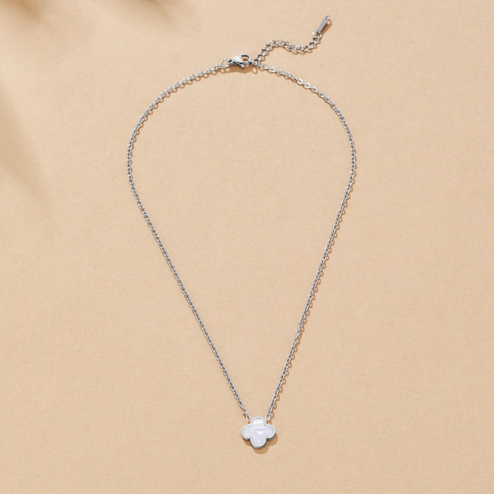 Collar de trébol blanco plateado
