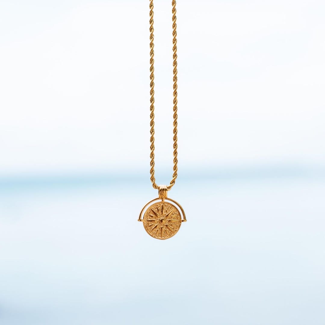 Collar con colgante de sol en plata u oro