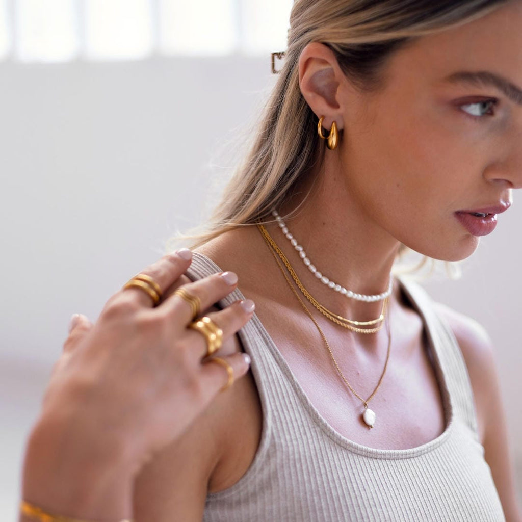 Aretes de aro de oro en forma de lágrima