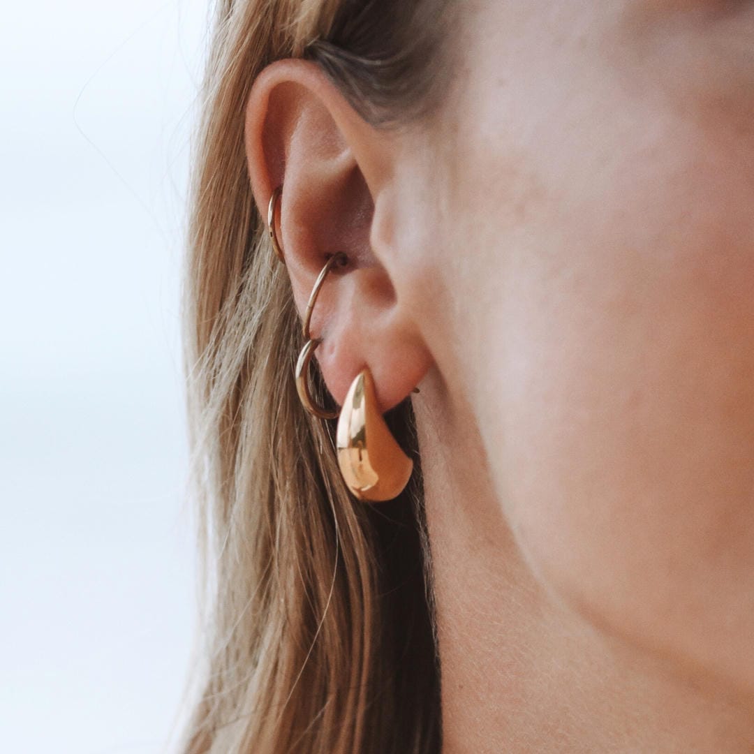 Aretes de aro de oro en forma de lágrima