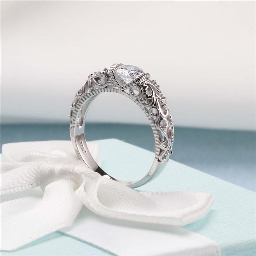 Elegante anillo de circonita plateada