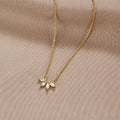 Collar de hoja de cristal brillante Omelia