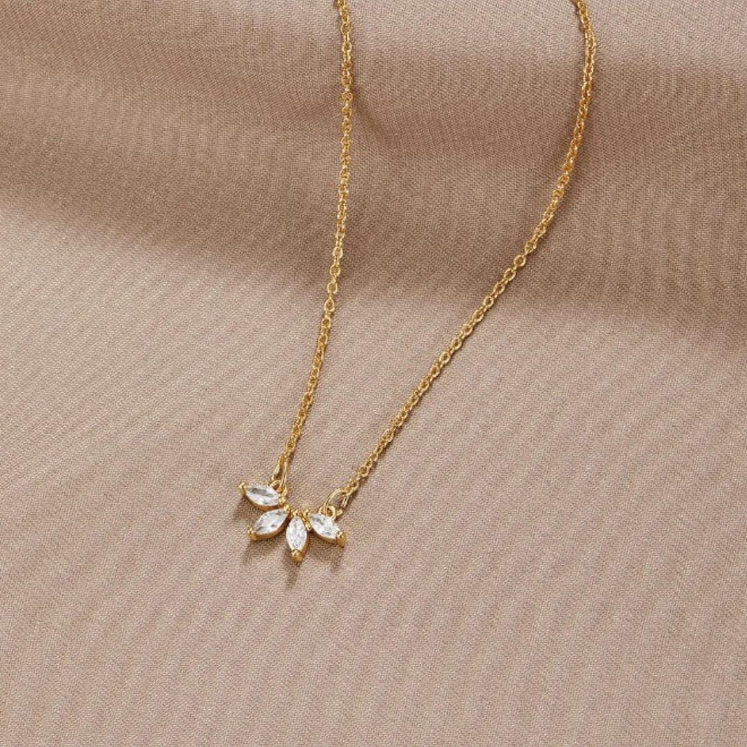Collar de hoja de cristal brillante Omelia