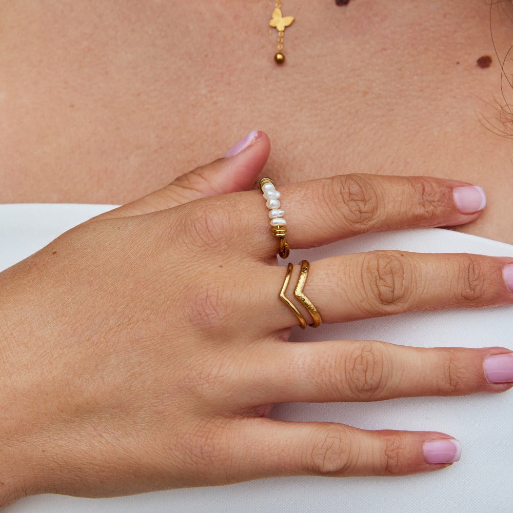 Anillo de perlas de agua dulce clásico retorcido