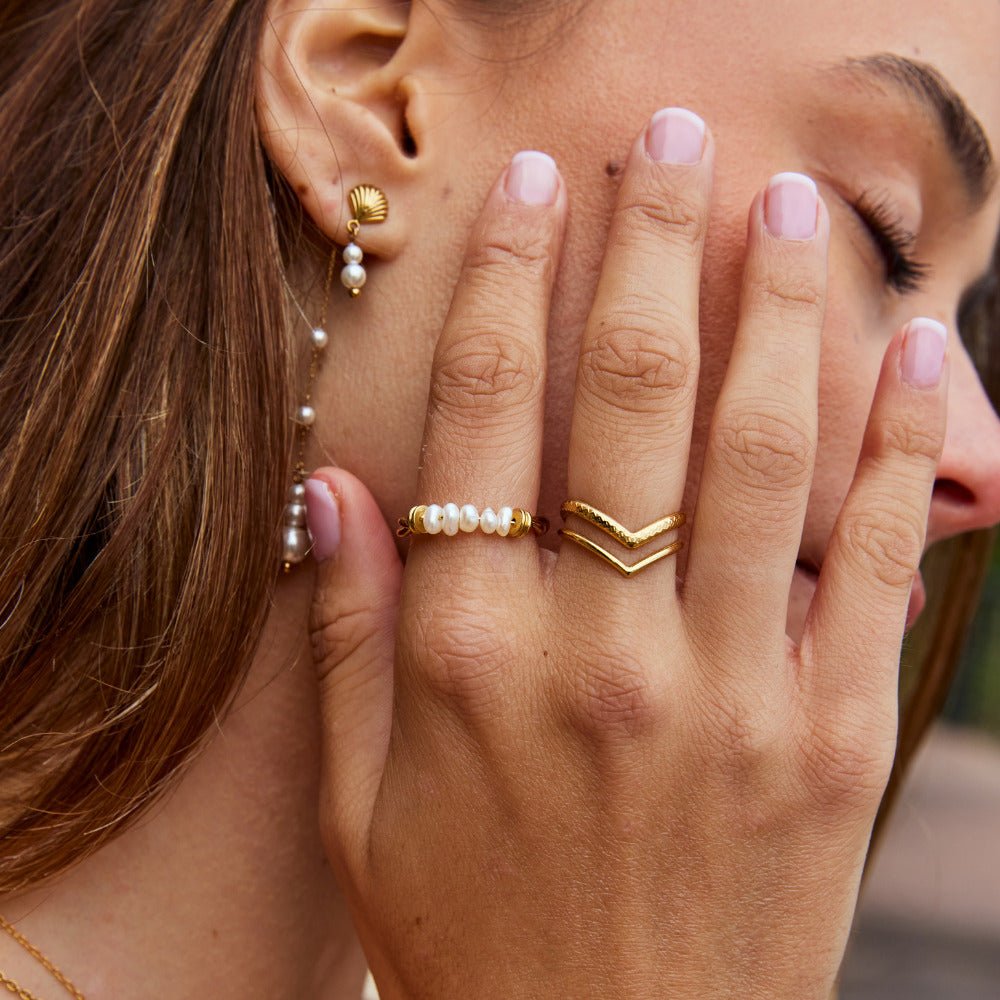 Anillo de perlas de agua dulce clásico retorcido