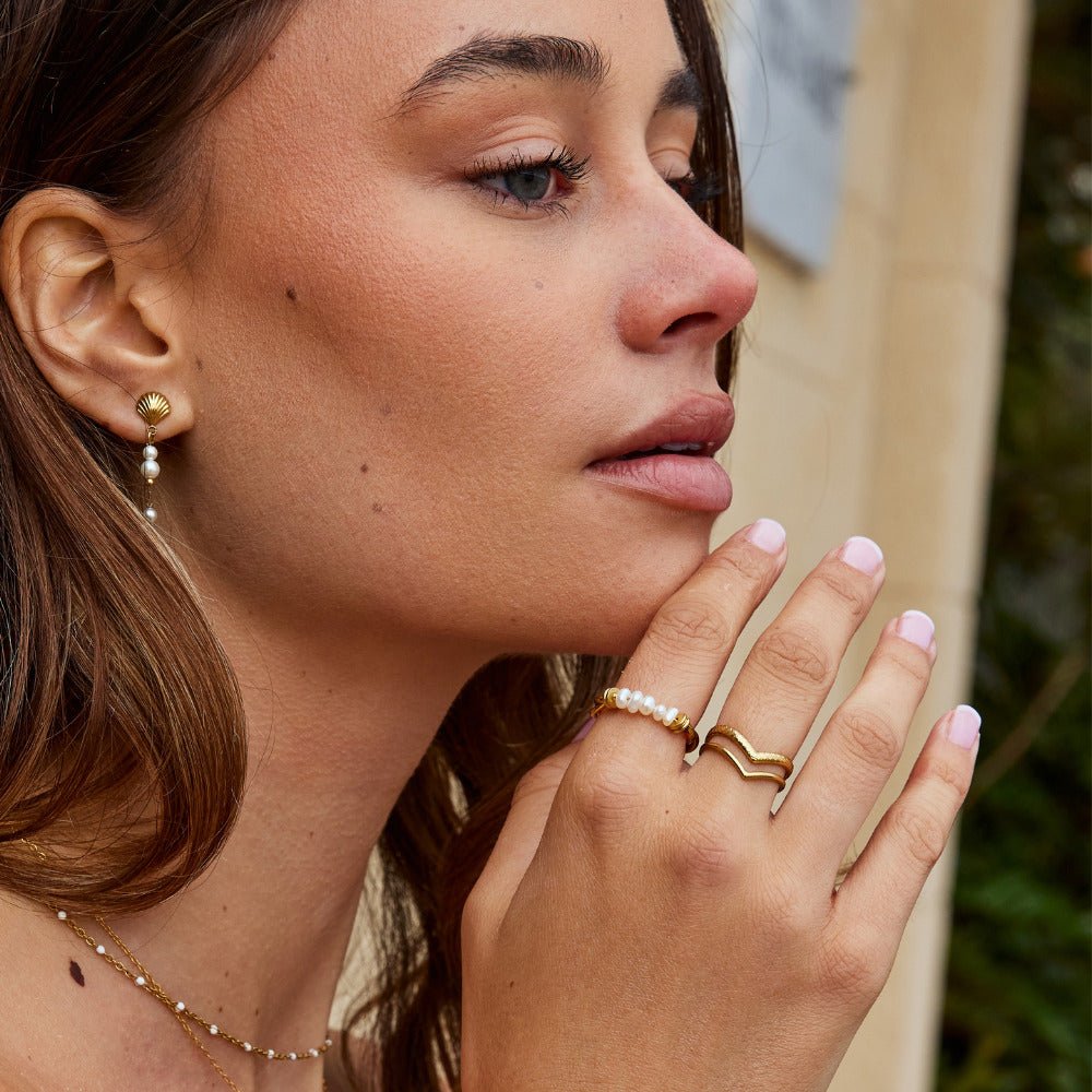 Anillo de perlas de agua dulce clásico retorcido