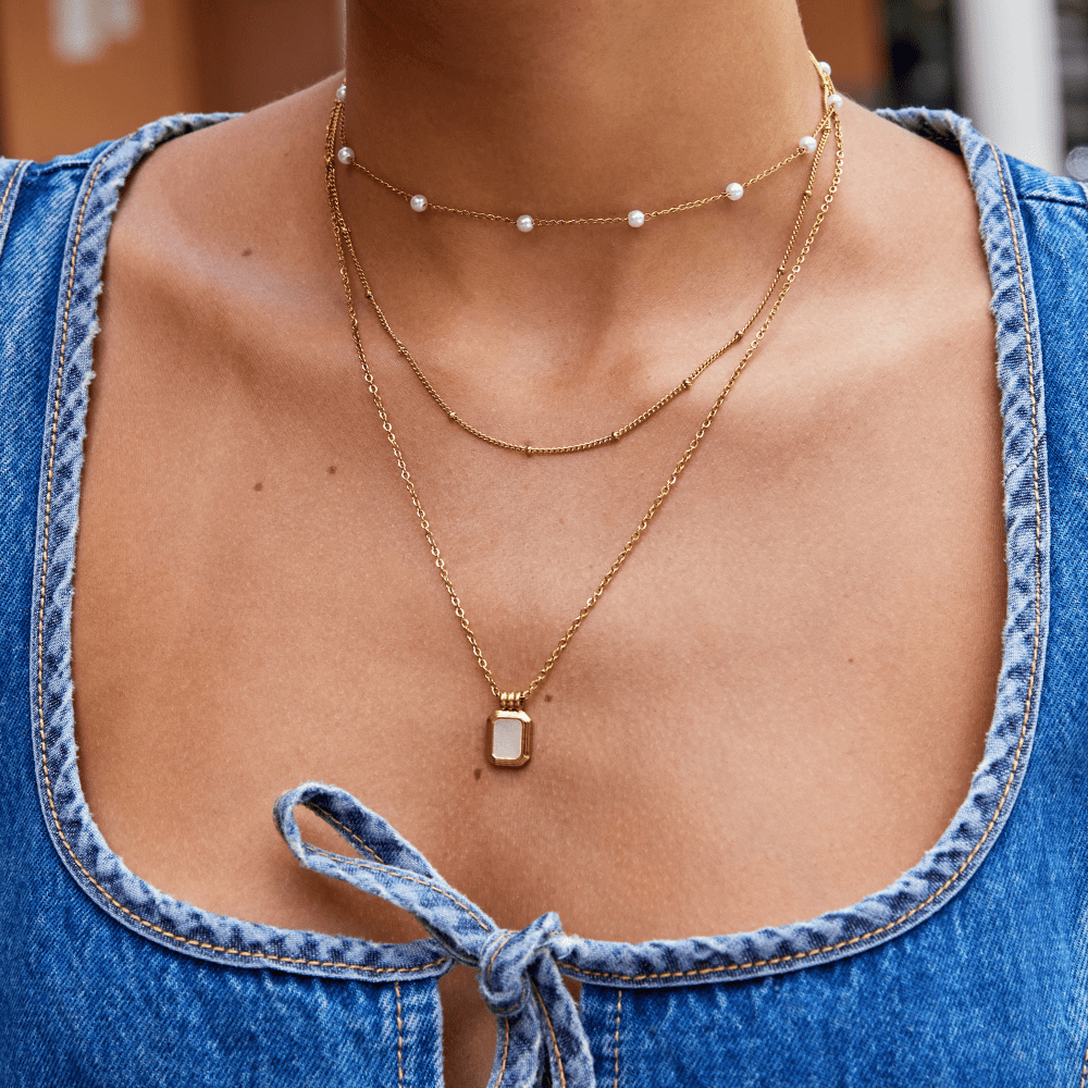 Collar colgante Valerie de capas blancas