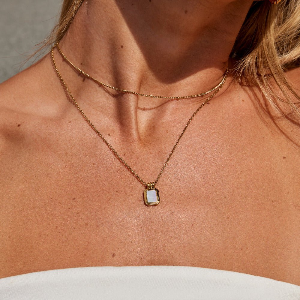 Collar colgante Valerie de capas blancas