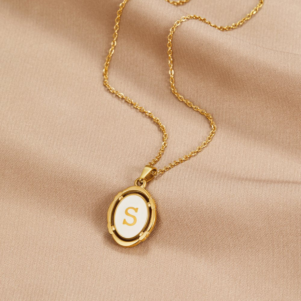 Collar vintage de letras doradas