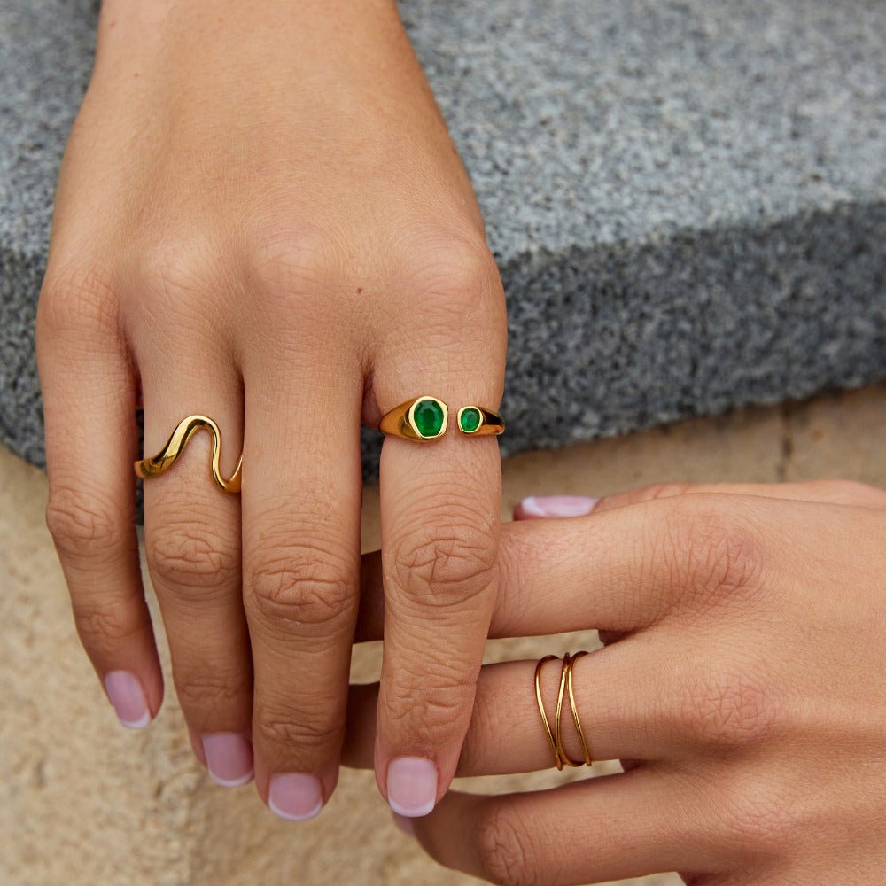 Anillo Envolvente Vintage con Esmeralda Verde
