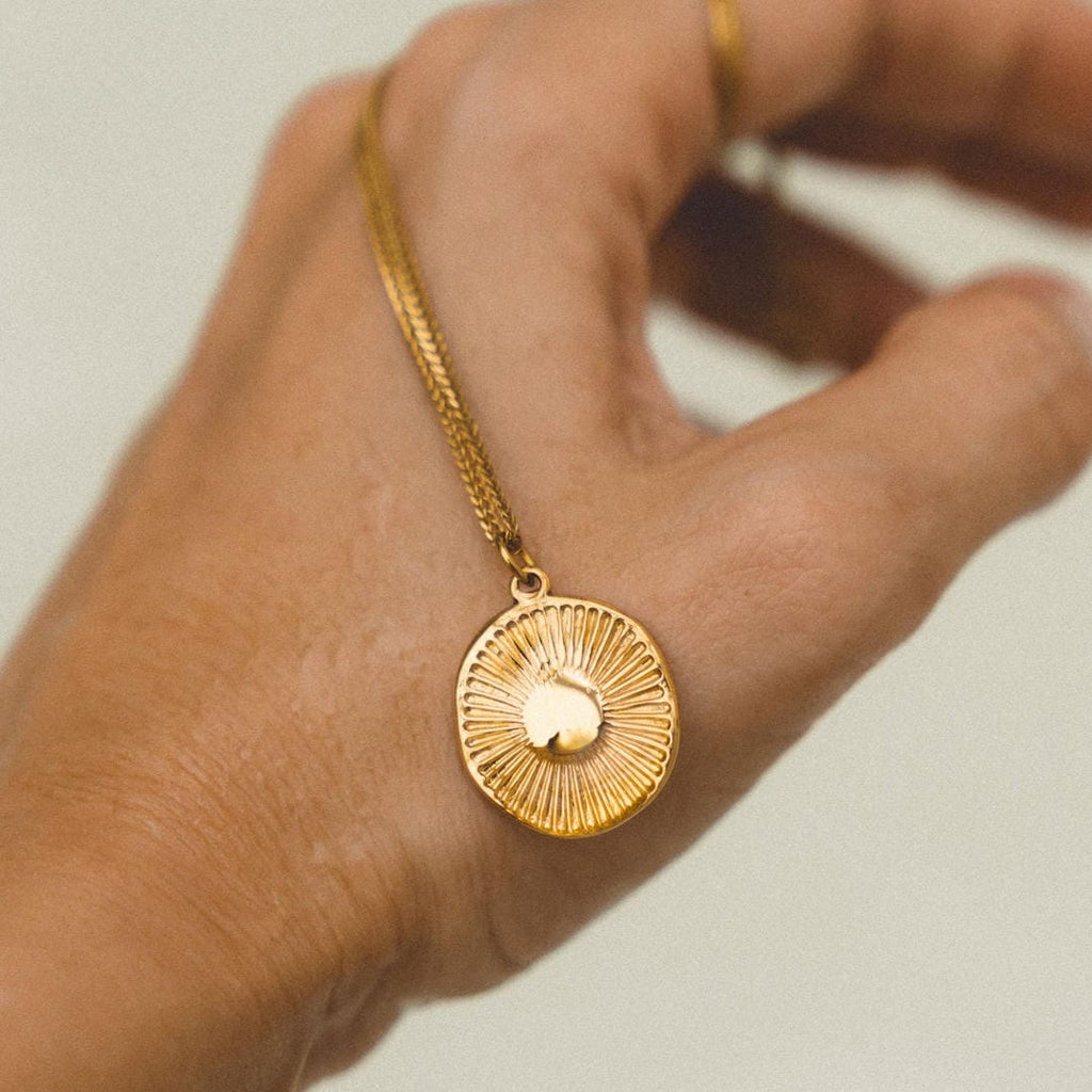 Elegante collar de moneda antigua