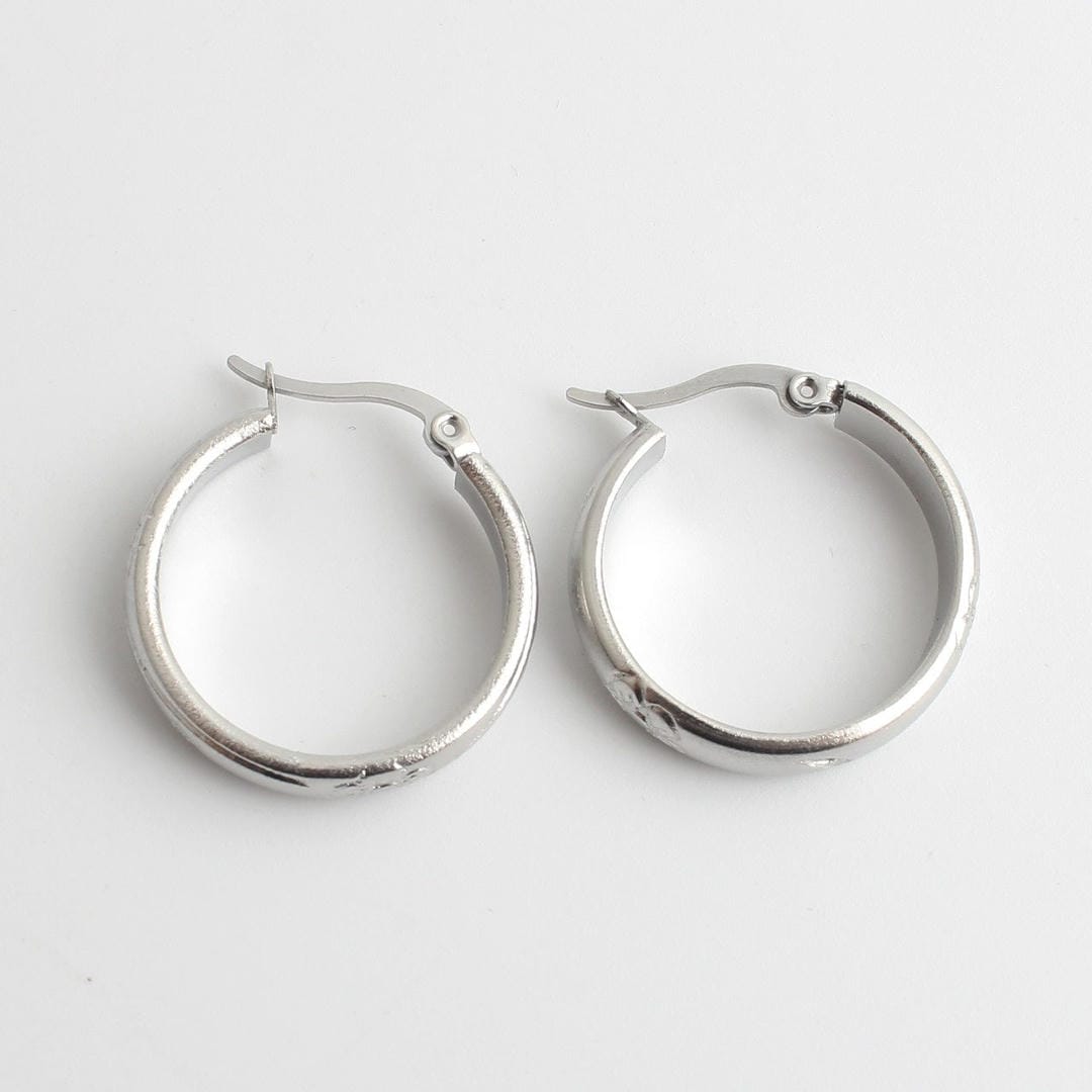 Aros Elegantes con Grabado Floral