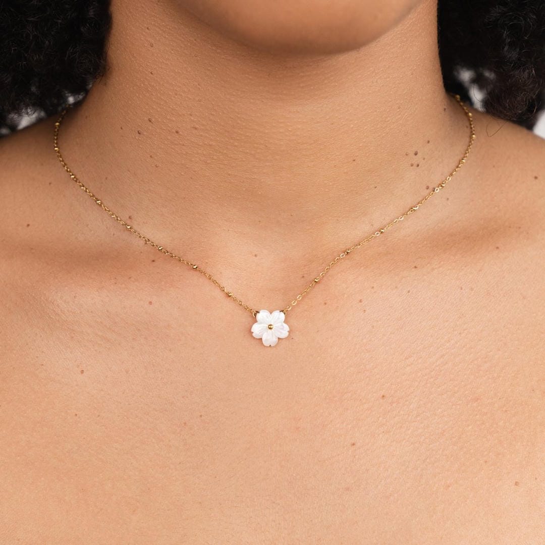 Collar con colgante de flor "Greatness Bloom"
